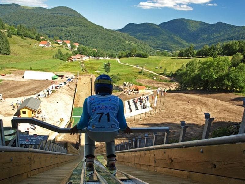 Tremplin de ski sur piste synthétique