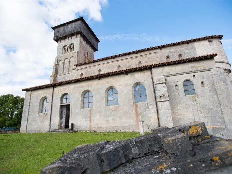 Église romane fortifiée