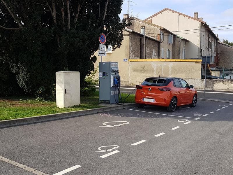 Borne de recharge pour véhicule électrique