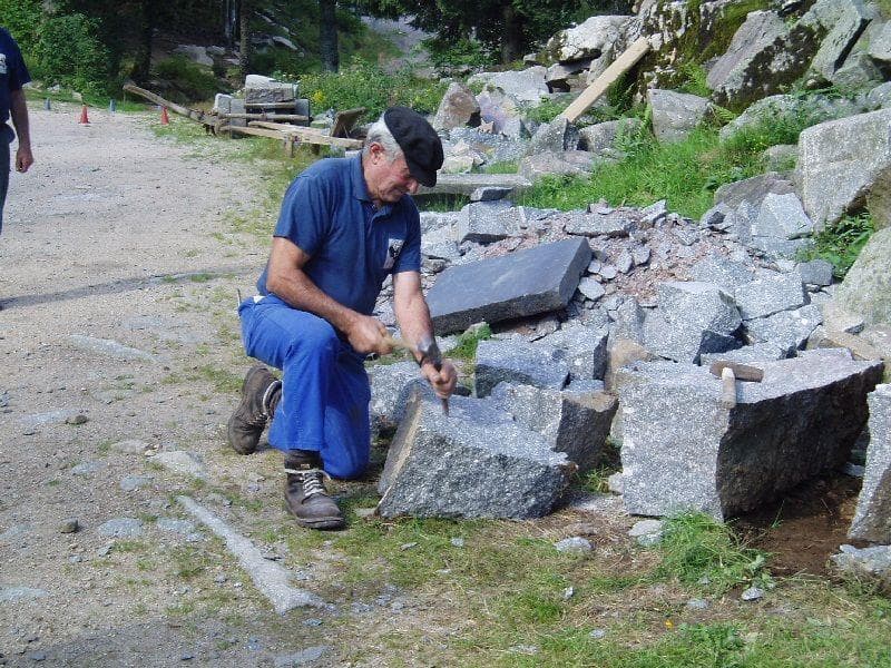 Démonstration à l'ancienne du travail du granit en carrière