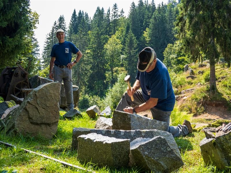 Démonstration à l'ancienne du travail du granit en carrière