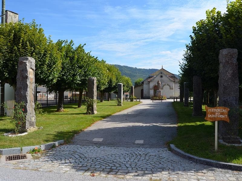 Le jardin paroissial et son mémorial du Saint-Mont