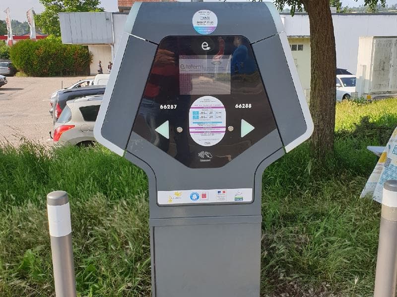 Borne de recharge pour véhicule électrique - Avenue Miribel