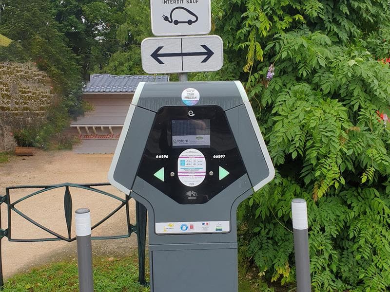 Borne de recharge pour véhicule électrique - Parc Japiot