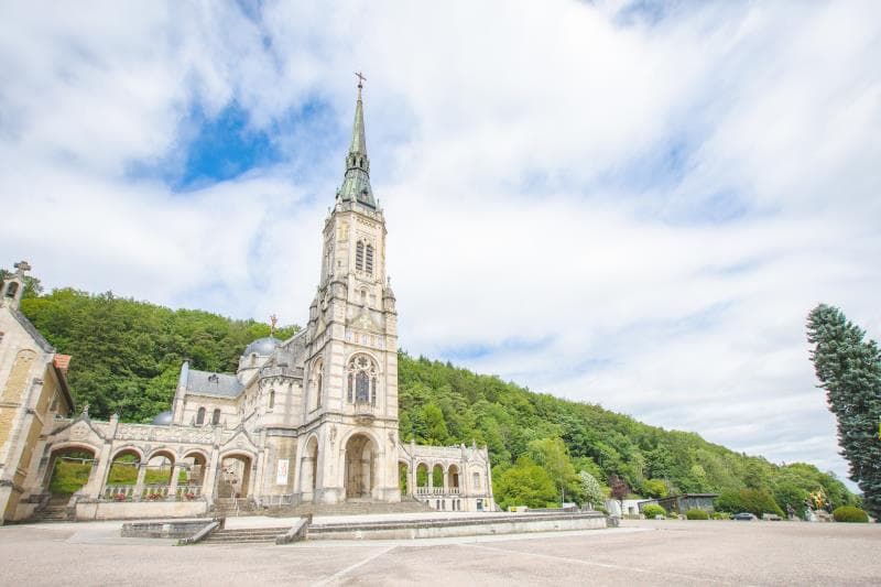 Visite guidée de la basilique Sainte-Jeanne d'Arc