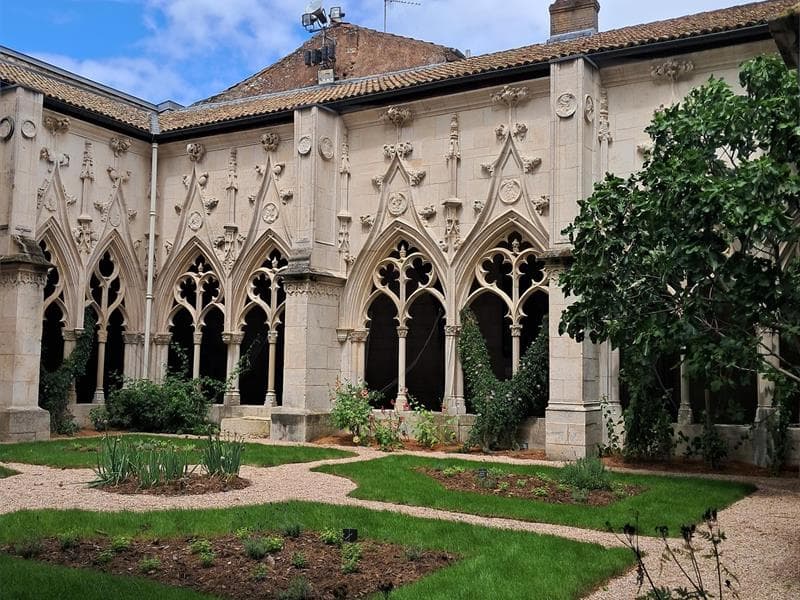 Cloître de la collégiale Saint-Gengoult