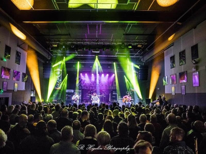 Salle de concerts de Wood Stock Guitares