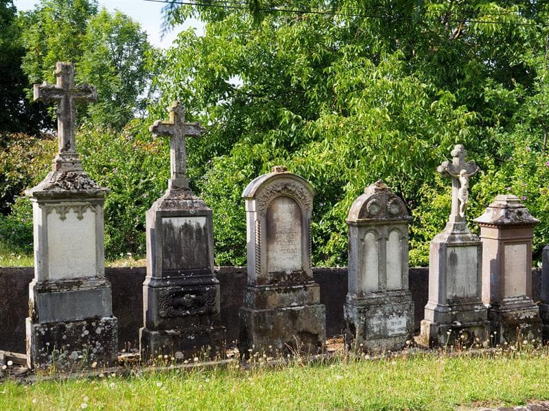 La maison du patrimoine et le cimetière juif