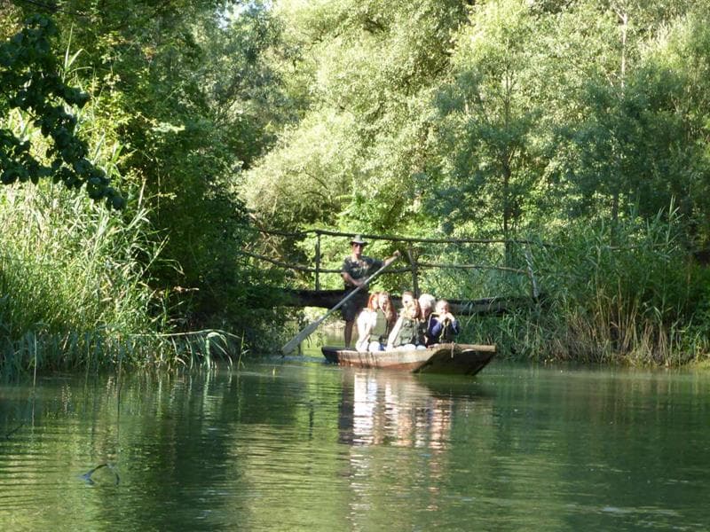 Promenade en barque à fond plat