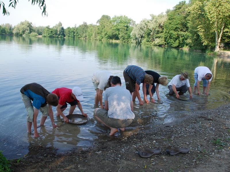 Atelier d'orpaillage : cherchez des paillettes d'or dans le sable de nos gravières !