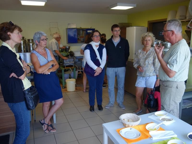Visite d'une huilerie artisanale à noix