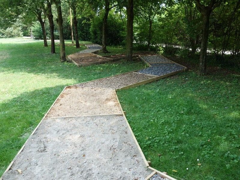 Sentier pieds nus et sensoriel