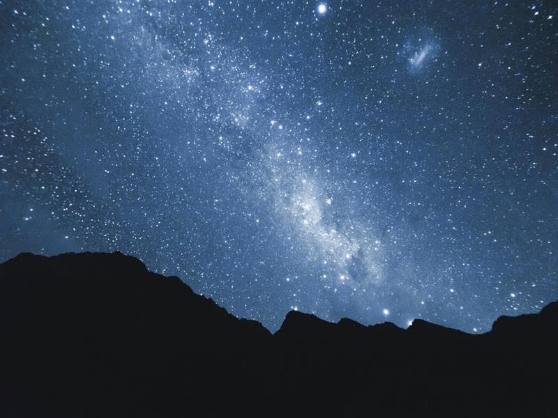 Silhouette de montagne sous les étoiles