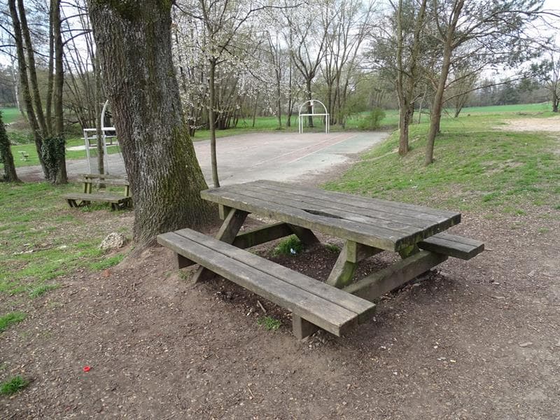 Terrain de sport urbain & table de ping-pong