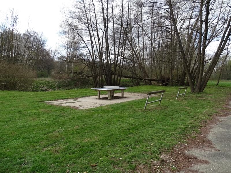 Terrain de sport urbain & table de ping-pong