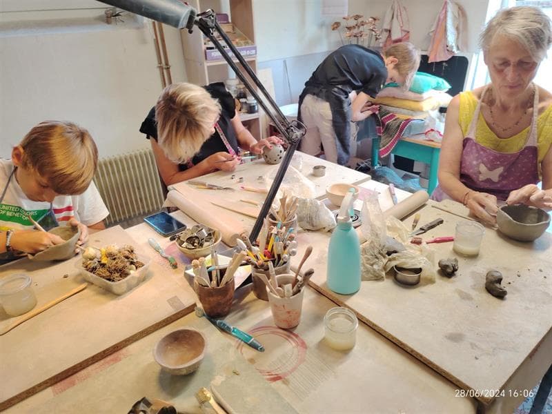 Atelier de céramique au Colombin d'Edith : l'argile, d'où ça vient et que peut-on en faire ?