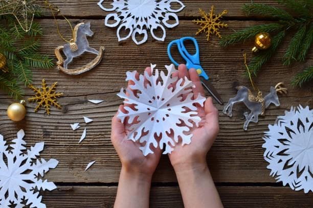 Atelier de Noël : Fabrication de boules de Noël en papier découpé 2D (à partir de 8 ans)