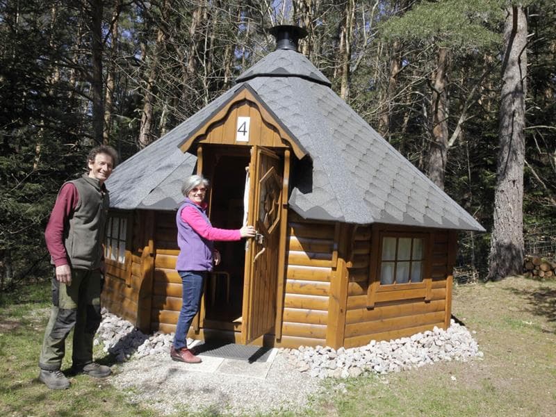 Alda et Roland sont heureux de vous accueillir au camping Labaroche ci-dessous devant un kota finlandais pour 4 personnes.