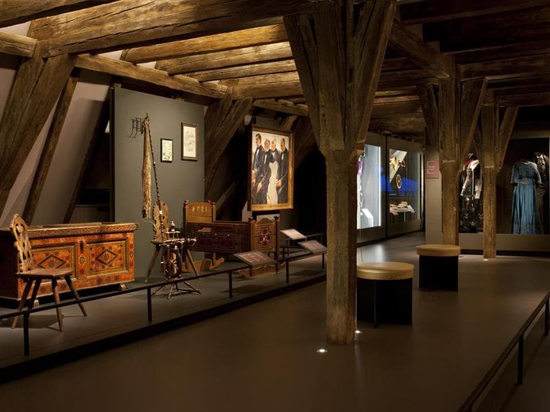 Visite libre du Musée du Pays de Hanau et de l'exposition "Costumes et Images d'Alsace, Se vêtir en Pays de Hanau"