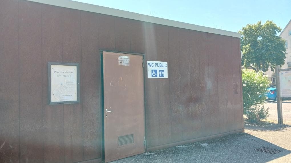 Toilettes publiques estivales au parc des Jésuites à Molsheim