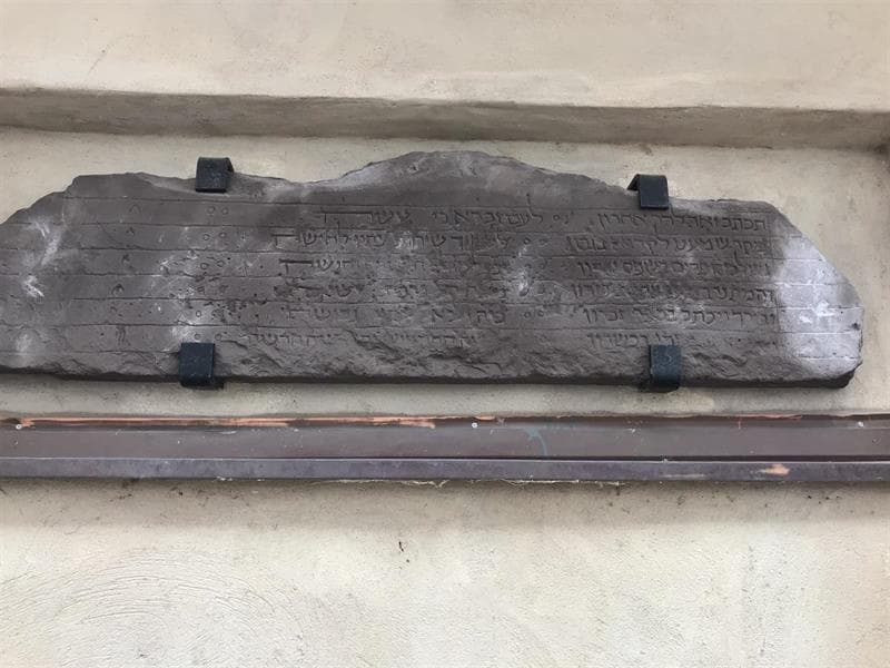 la plaque en hébreux