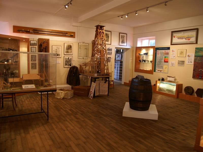 Visite libre d'un musée consacré à l'histoire de l'exploitation pétrolière