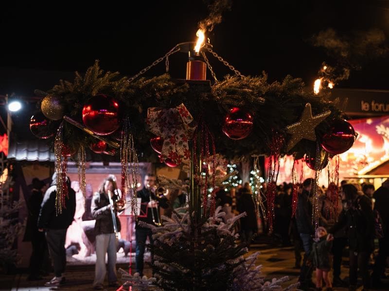 Allumage des bougies de l'Avent par les personnages de Noël