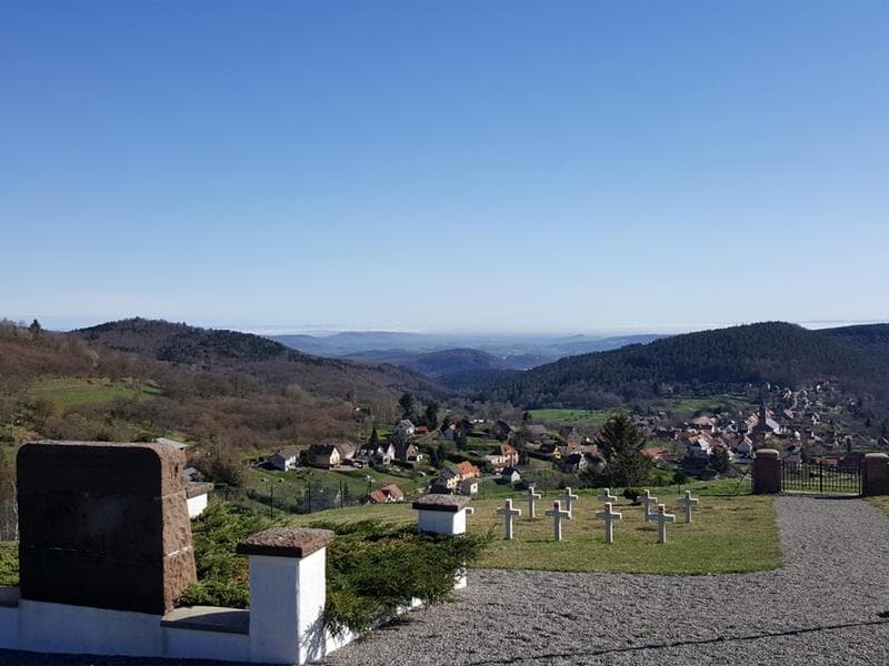 La Route du Souvenir Français et le cimetière militaire