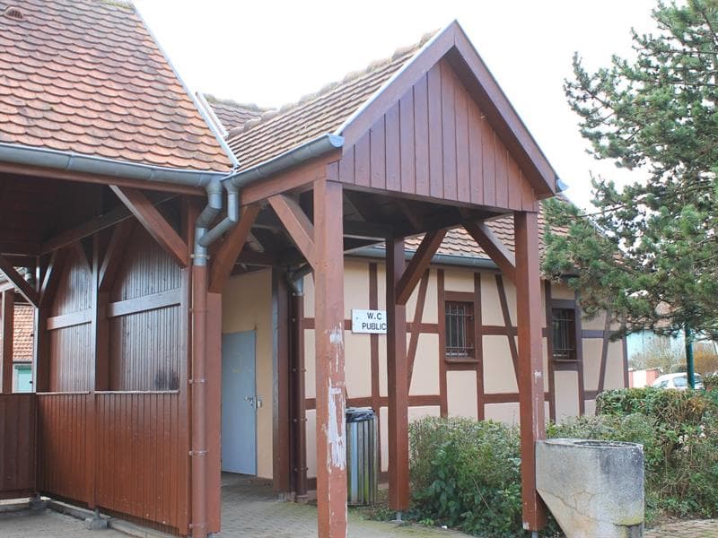 Façade des toilettes et son abri attenant