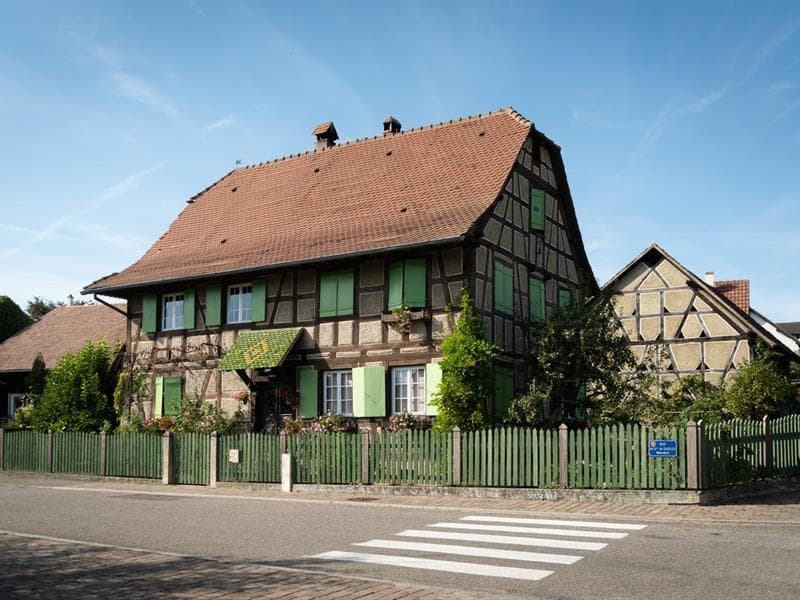 Ancien presbytère à colombages et maisons anciennes