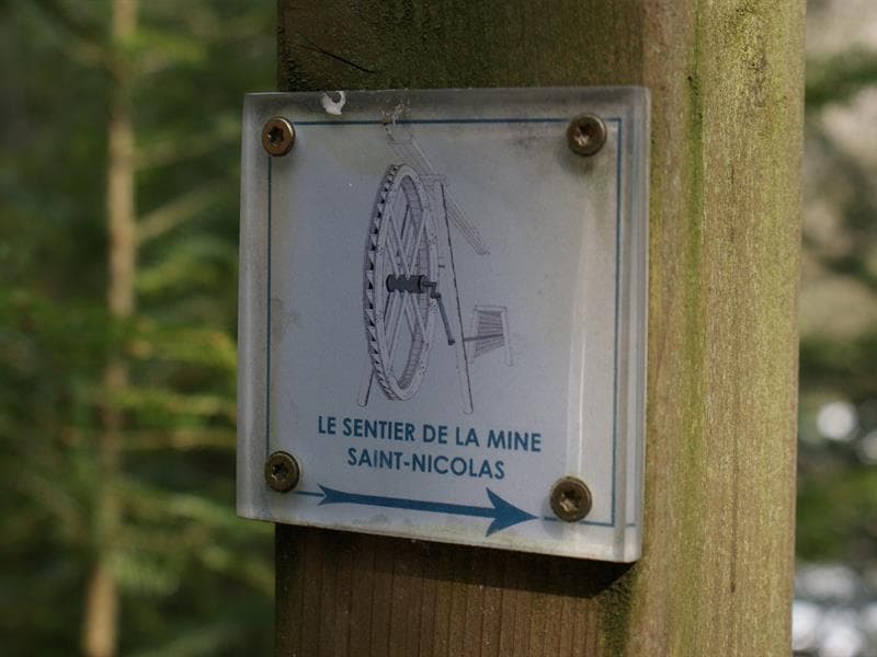 Le panneau qui balise le sentier de découverte