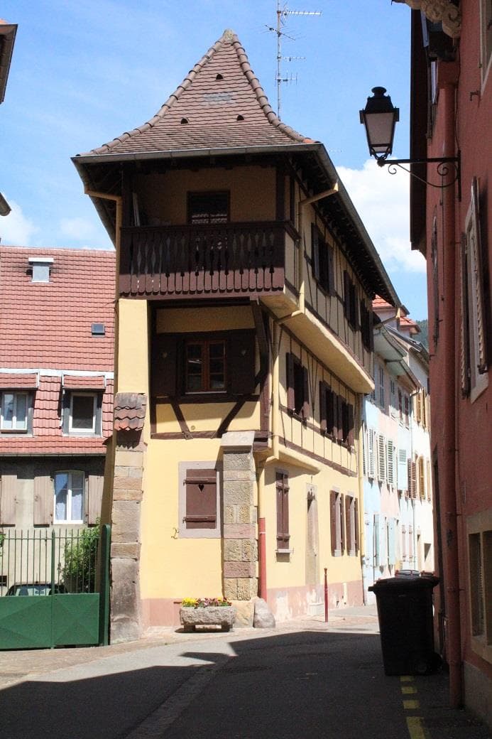 Maison à encorbellement dit la Maison penchée