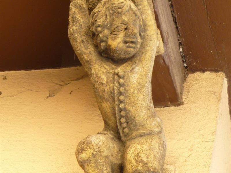 Détail enfant richement vêtu maison à Thann