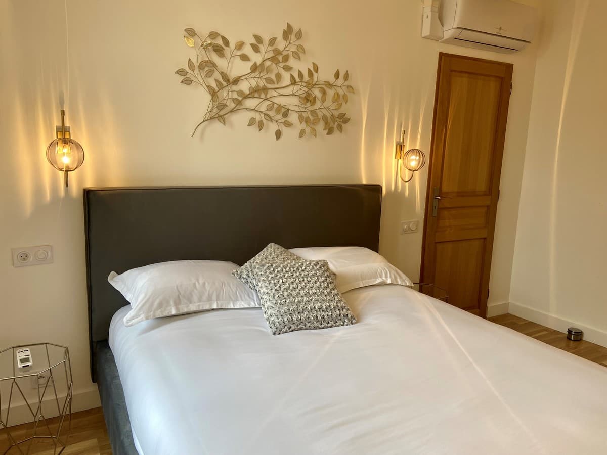 chambre lit avec lumière.jpg