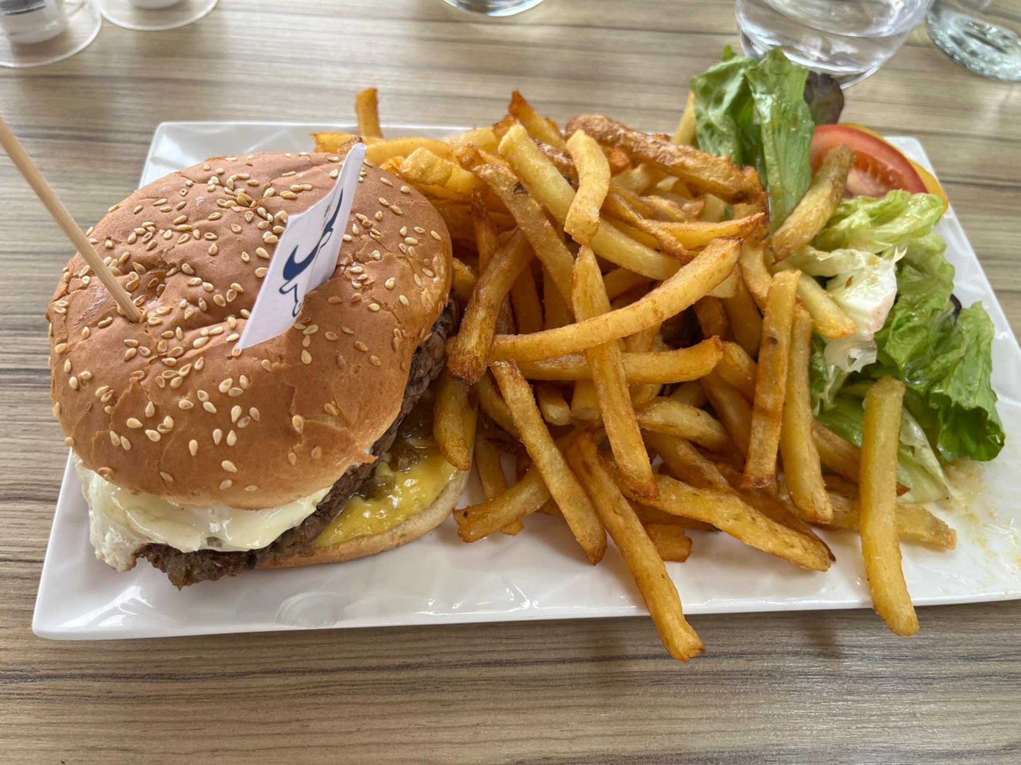 Le Burger de Taureau du Restaurant la Bergerie de Méjanes