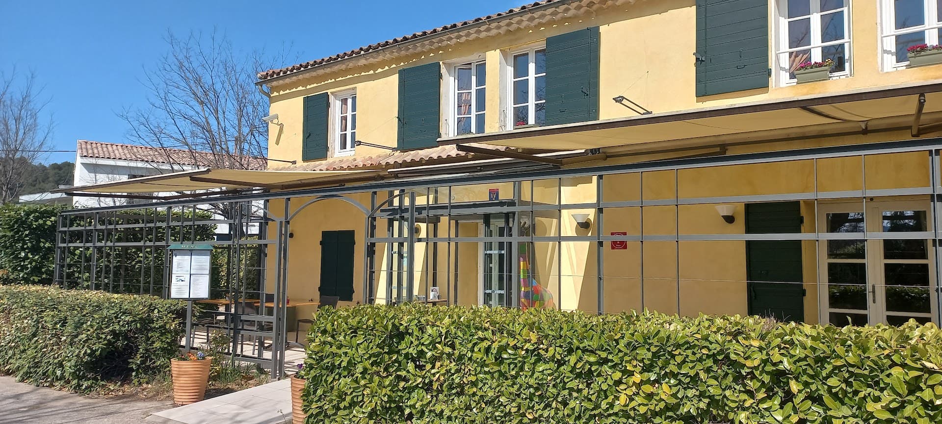 Façade de l'Auberge provençale e