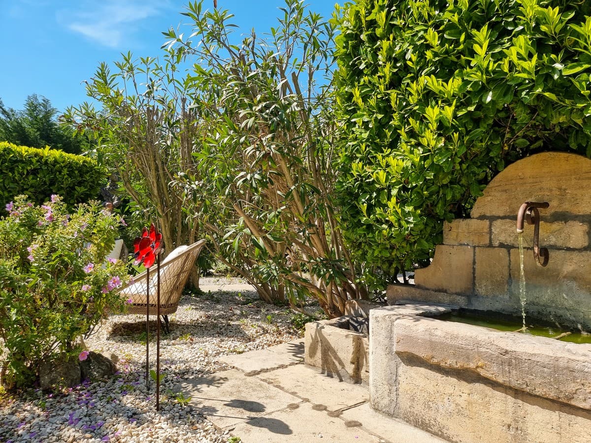 Hôtel Sous les Figuiers jardin fontaine