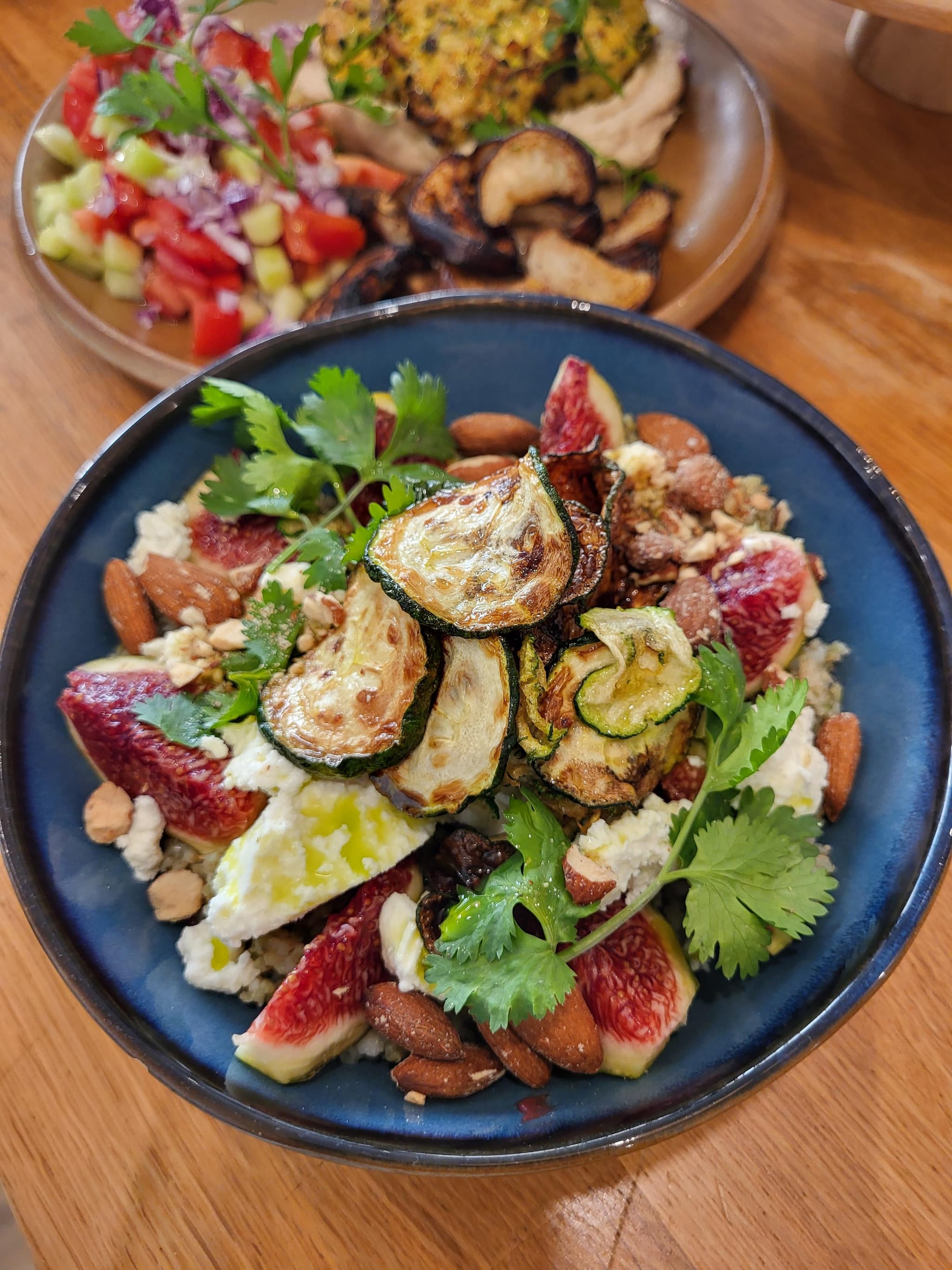 Salade de freekeh, crème d'olive & citron confit, figues, amandes torréfiées, courgettes frites