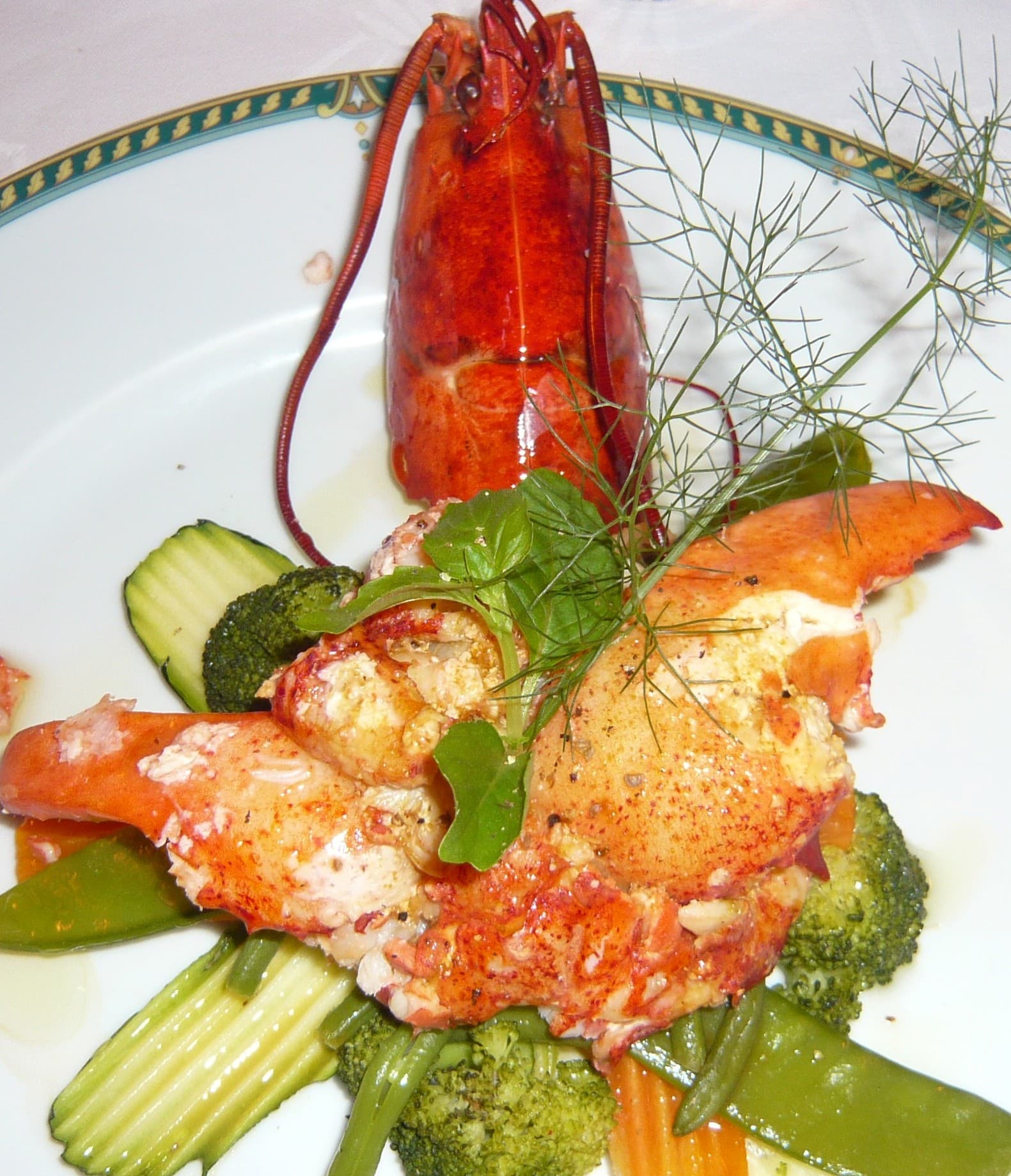 Homard entier décortiqué aux légumes