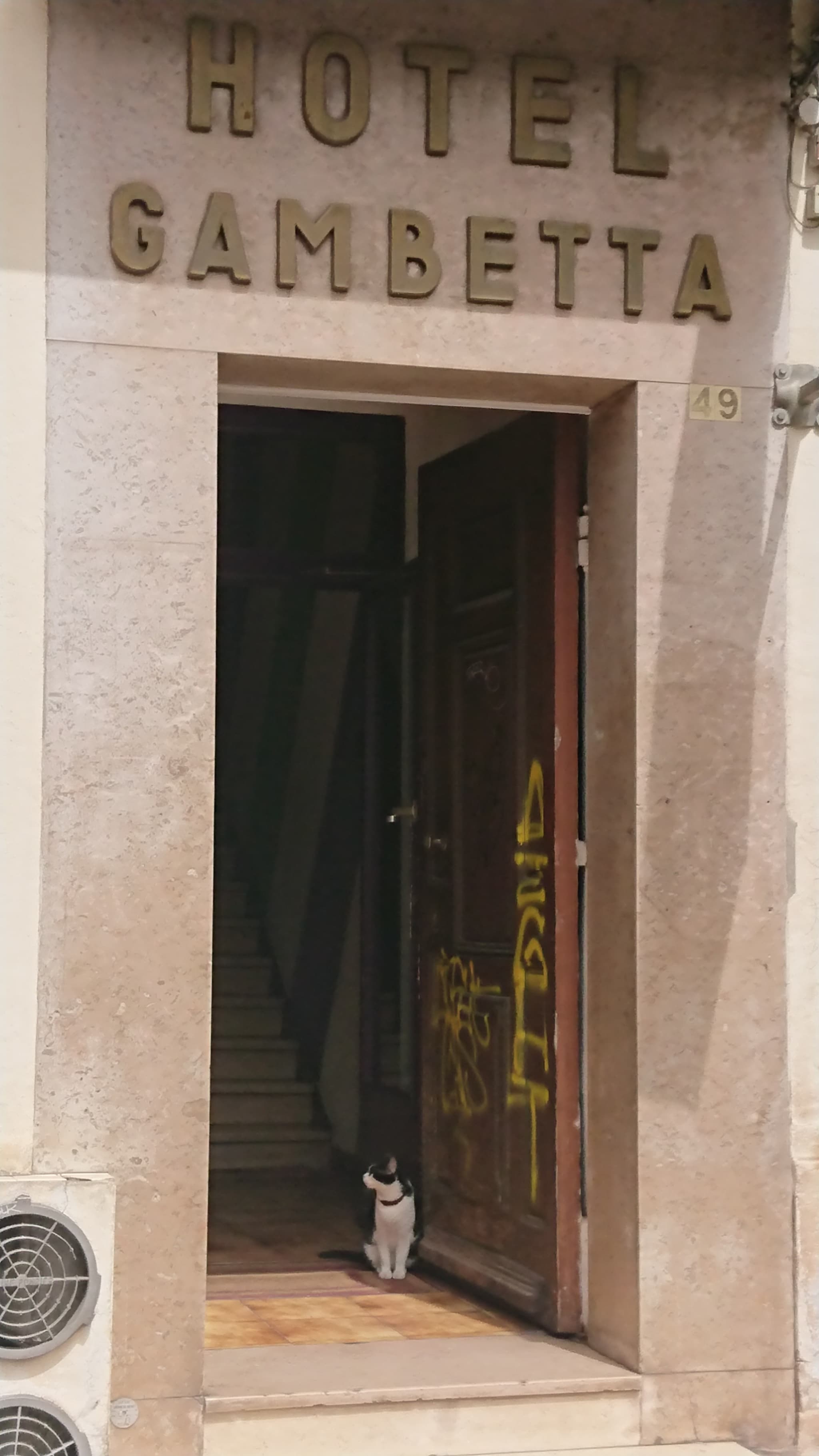 Entrée hôtel Gambetta