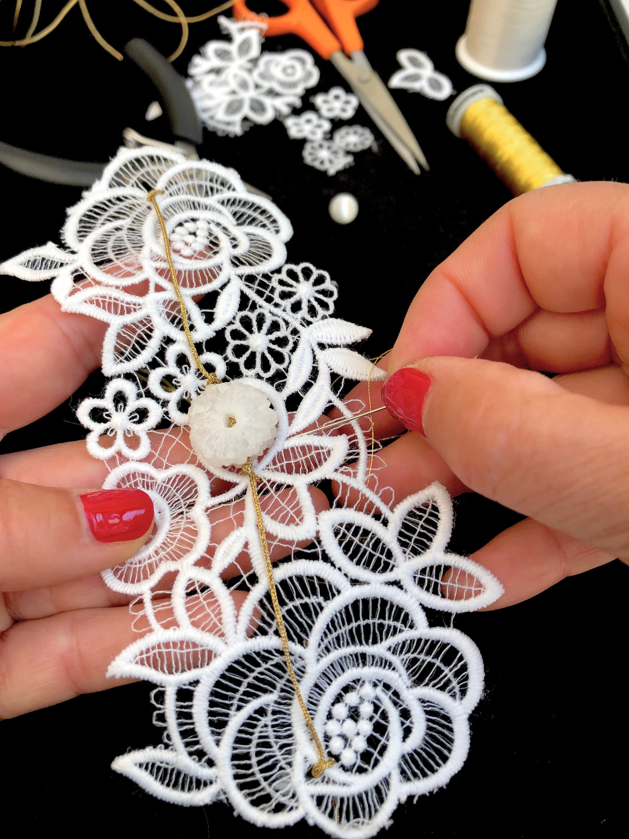 Manchette Couture Dentelle Florale