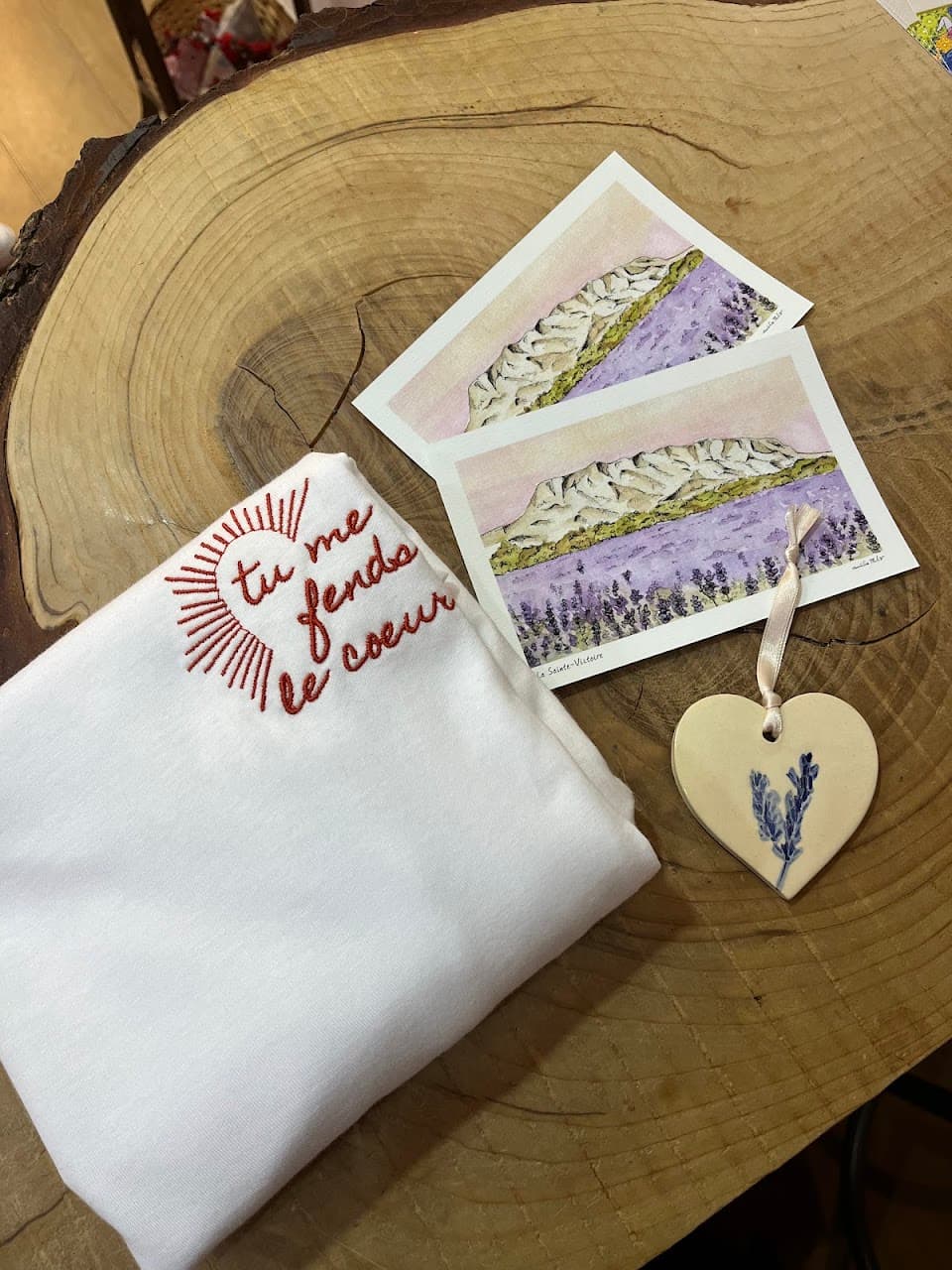T-shirt brodé, cartes postales, coeur lavande