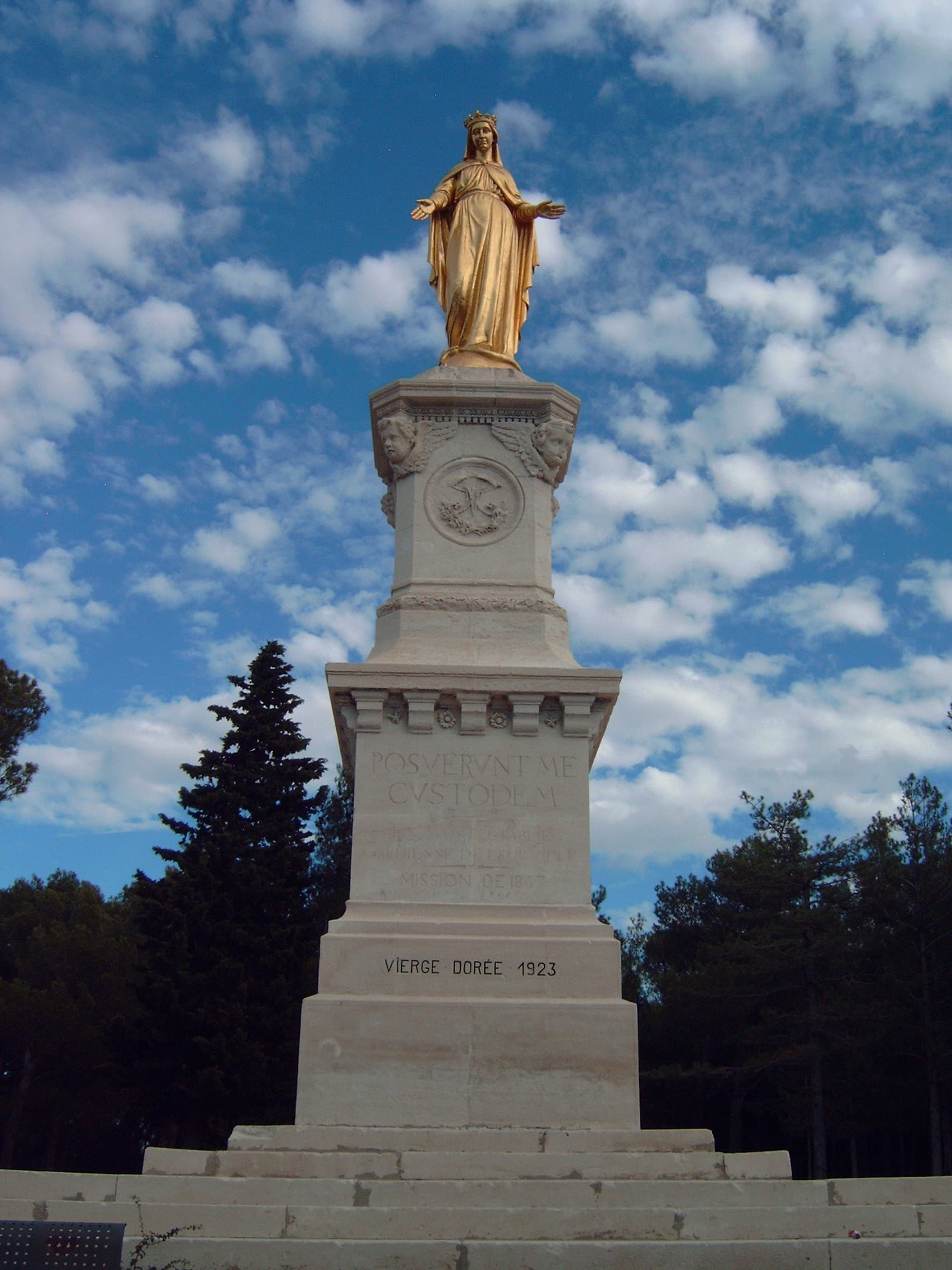 Statue de la Vierge dorée