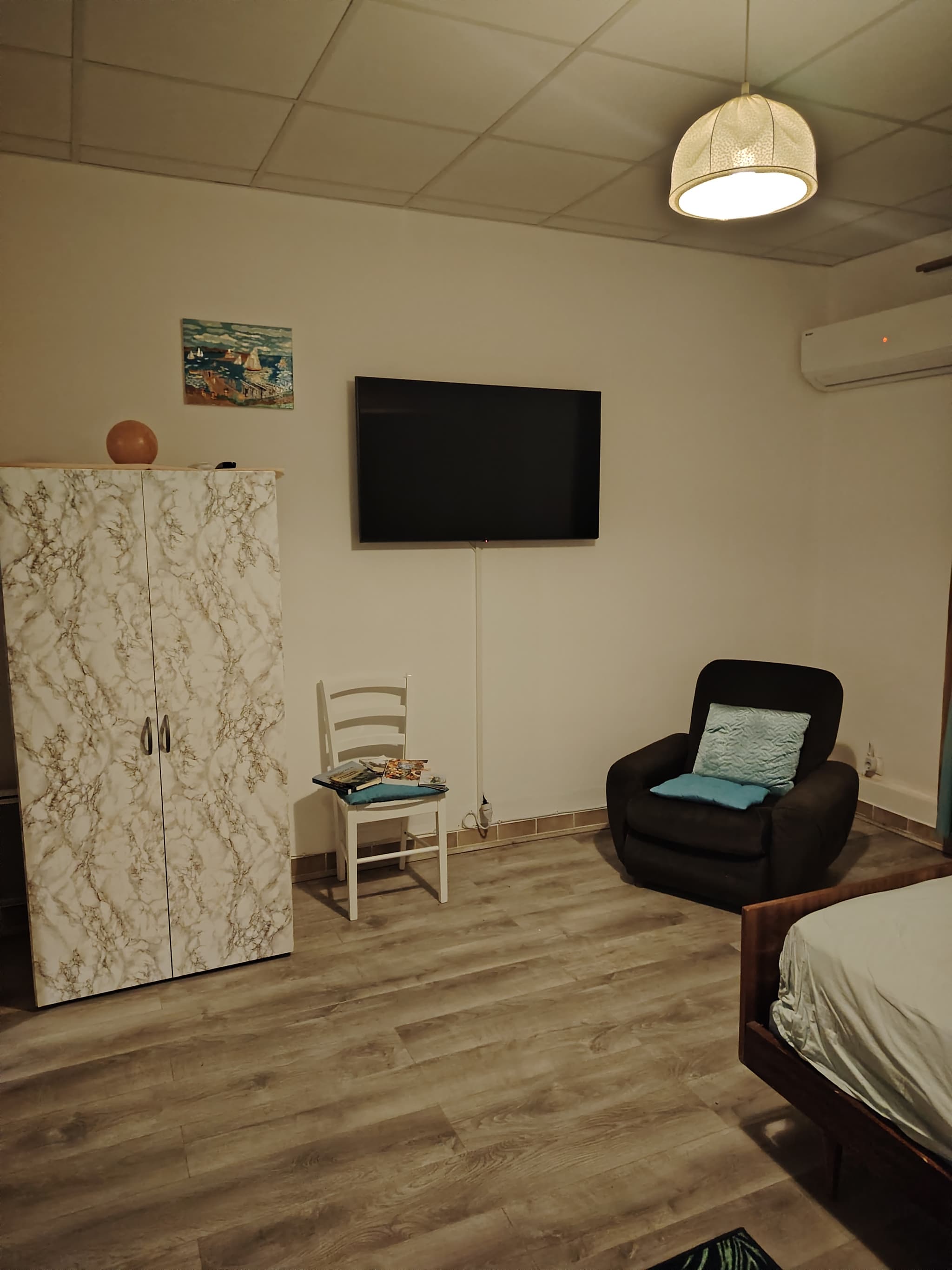 Grande chambre 22M2 1 avec lit 140 ,2 armoires, 2eme télé