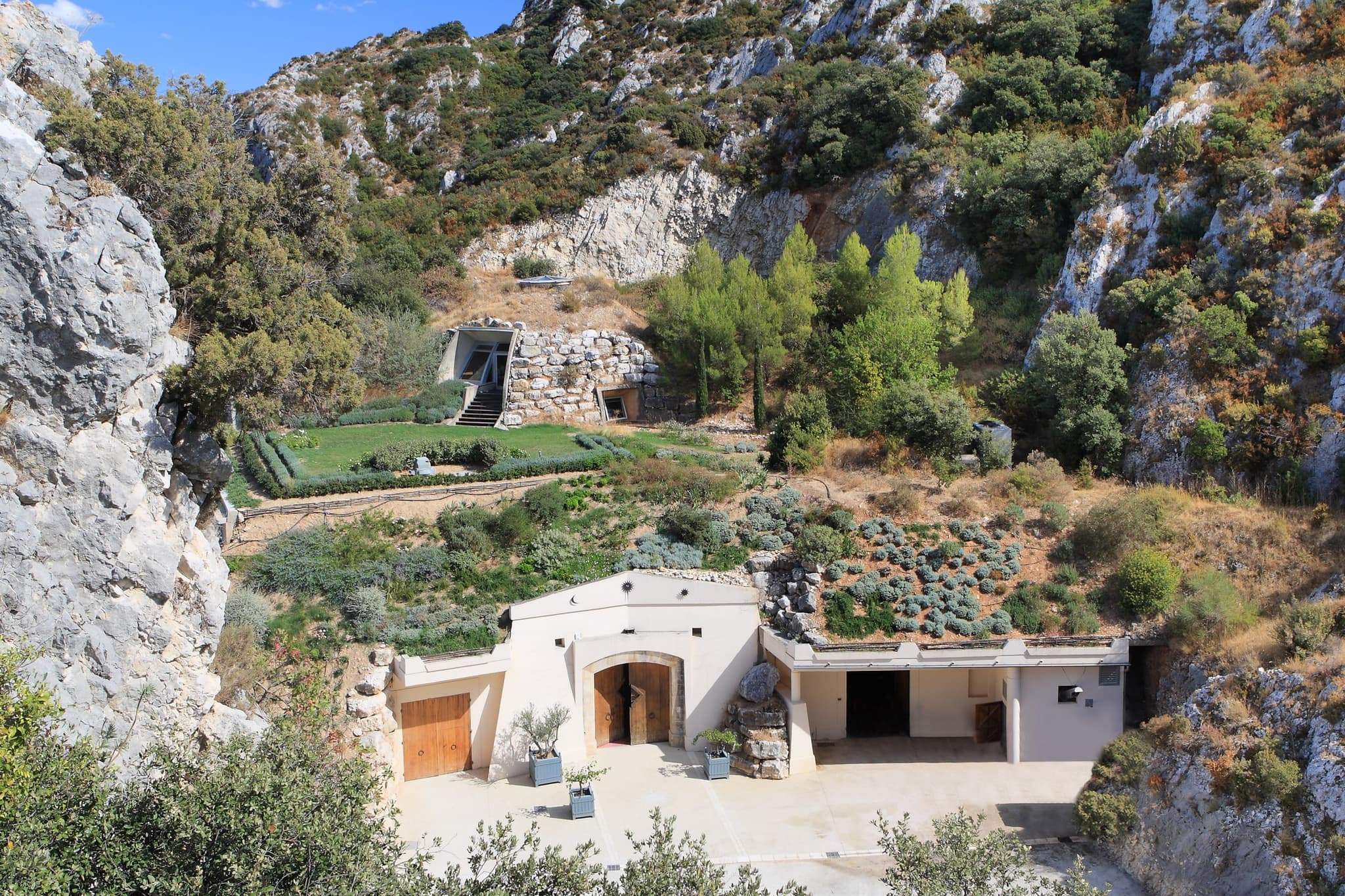Chateau Romanin Terrasse et Parvis
