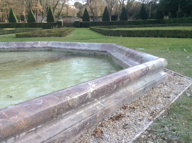 bassin en marbre dans les jardins d'Albertsa