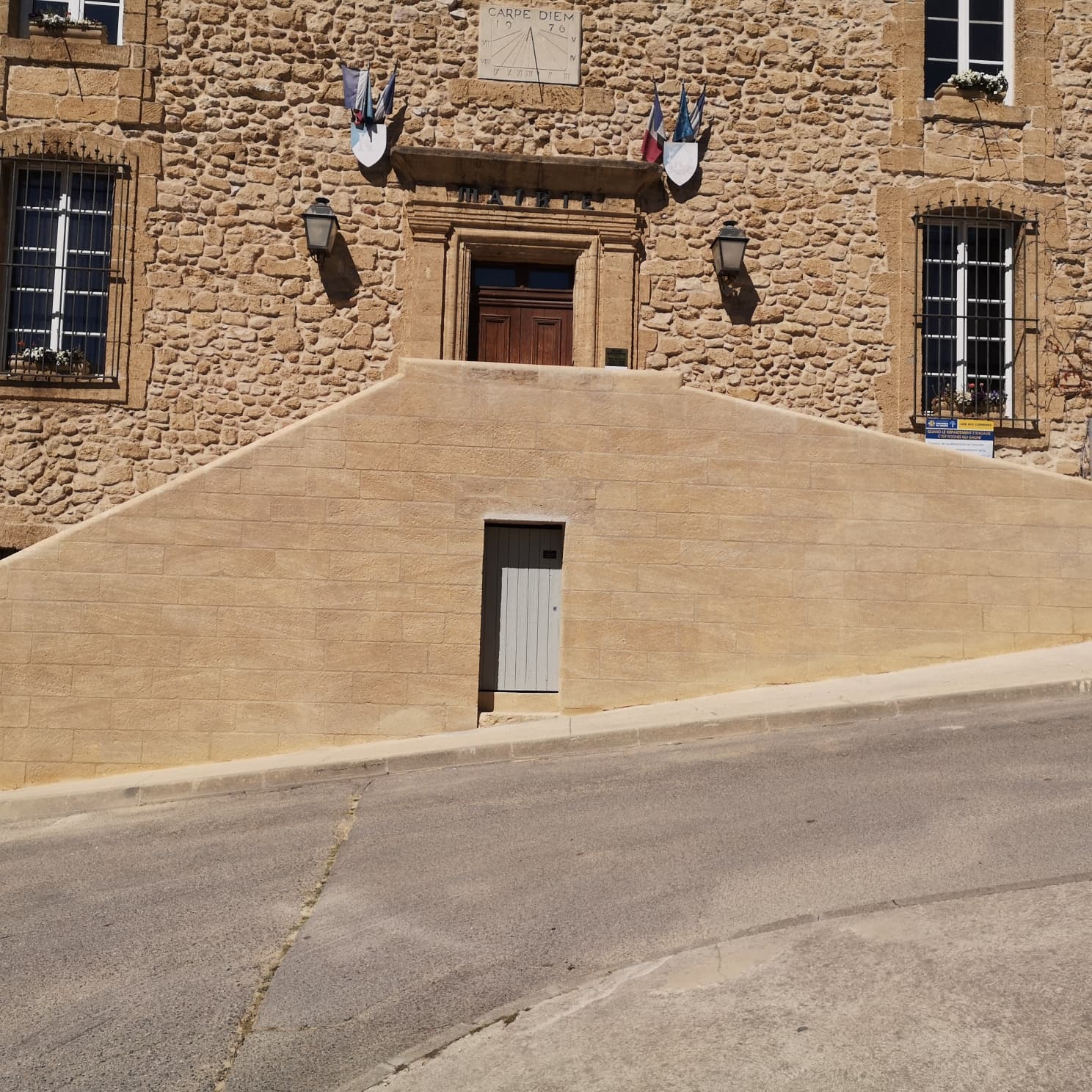 Mur d'échiffre de l'escalier restauré de l'hotel de ville de Rognes,