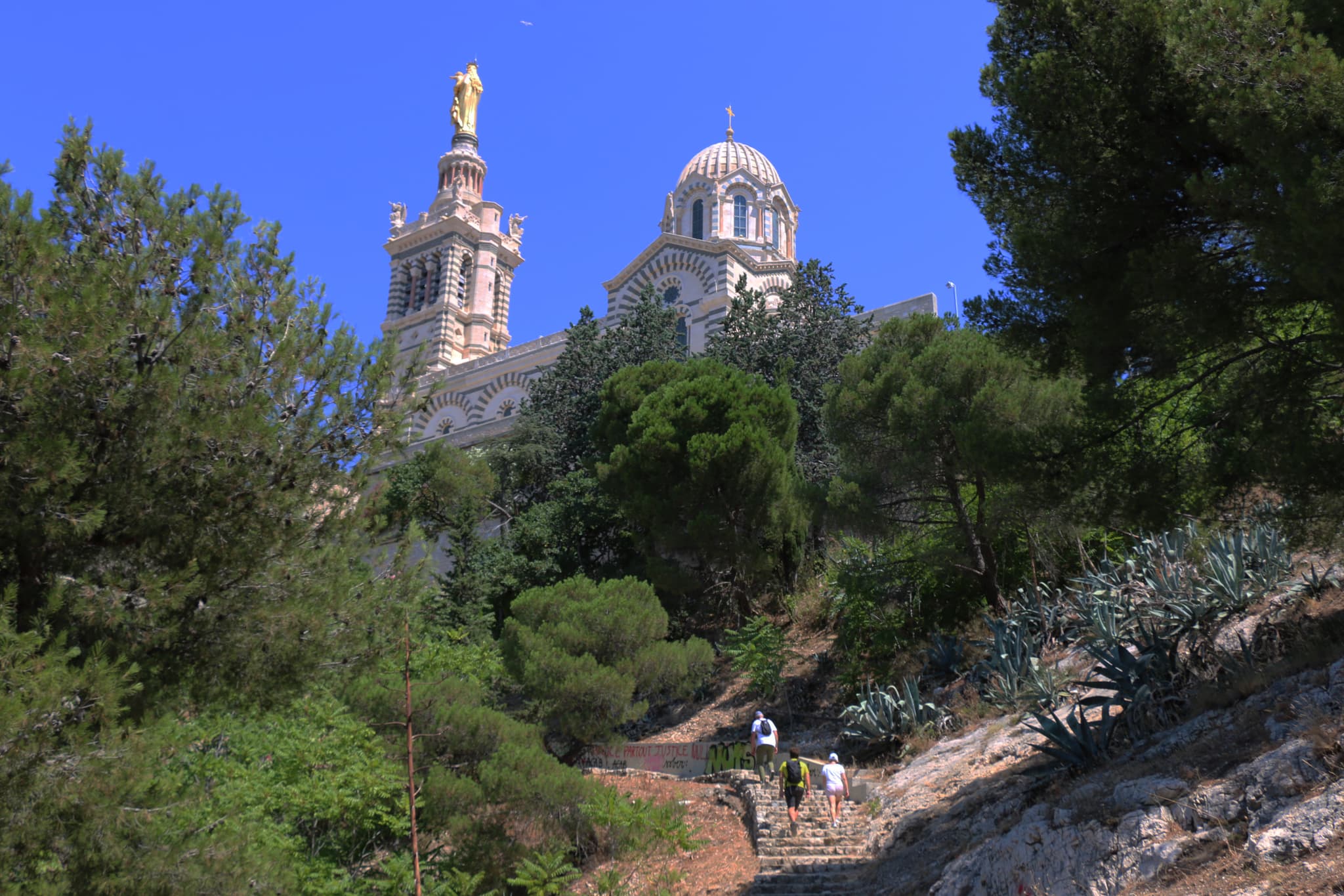 Les-Randonnées-Urbaines-de-Marseille-Notre-Dame-de-la-Garde-guide-randonneurs-urban-hike-Philippe-Bourget.JPG