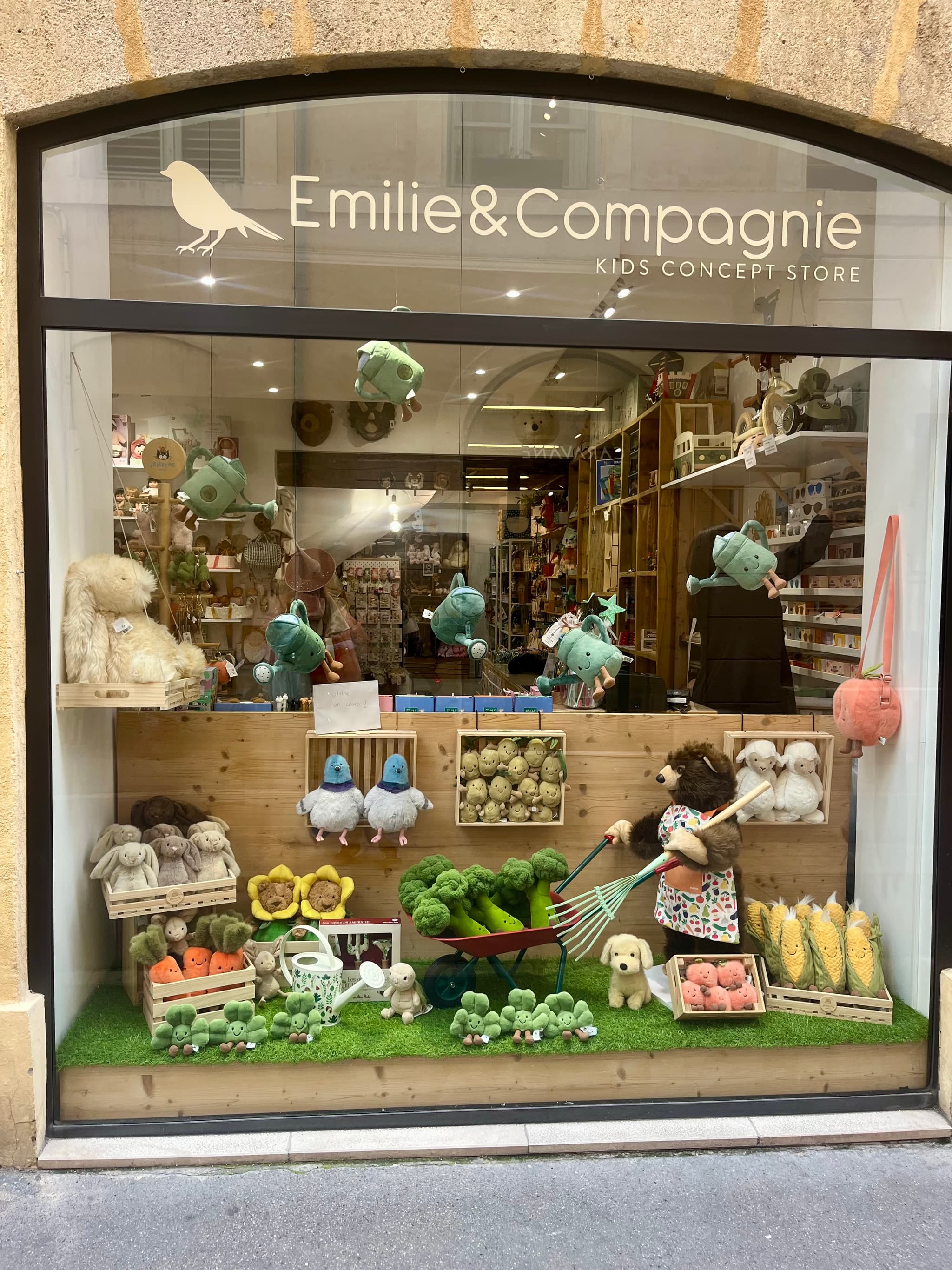 vitrine printemps jellycat - Emilie & Compagnie