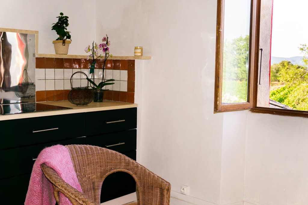 Kitchenette atelier avec vue